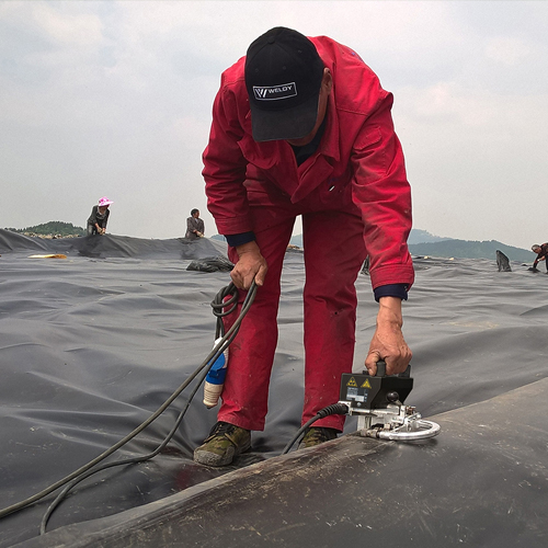 Thi c&ocirc;ng h&agrave;n bạt l&oacute;t ao hồ nu&ocirc;i t&ocirc;m, ao hồ chứa nước m&aacute;y h&agrave;n bạt nhựa, h&agrave;n m&agrave;ng nhựa choogns thấm Weldy GEO 2 Mini